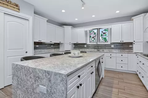 Kitchen - 669 E Byron Ave, Addison, IL 60101 photo 5 of 5