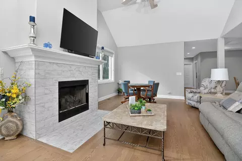 Living - 669 E Byron Ave, Addison, IL 60101 photo 2 of 3