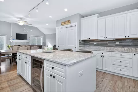 Kitchen - 669 E Byron Ave, Addison, IL 60101 photo 4 of 5