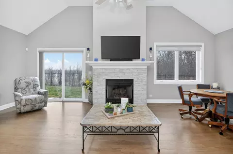 Living - 669 E Byron Ave, Addison, IL 60101 photo 1 of 3