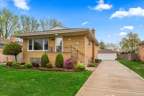 9013 Melvina Ave, Oak Lawn, IL 60453