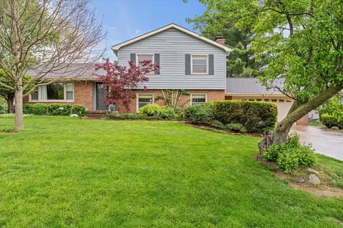 208 S Meadowhill Ln, Mahomet, IL 61853