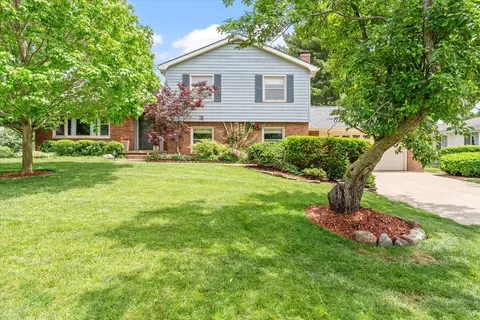 208 S Meadowhill Ln, Mahomet, IL 61853