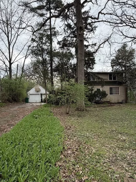 11407 Hiawatha Ln, Indian Head Park, IL 60525