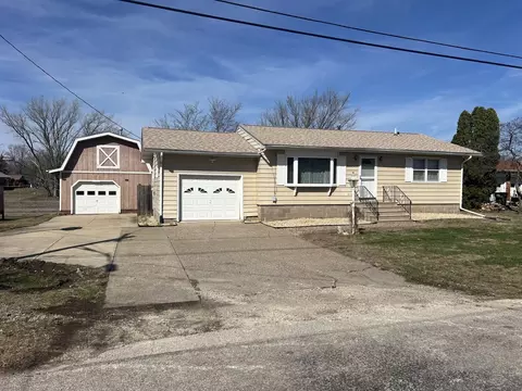 505 N Maple St, Cleveland, IL 61241