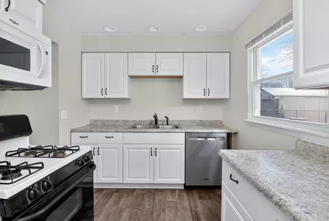 Kitchen - 86 Circle Dr E, Montgomery, IL 60538 photo 1 of 2
