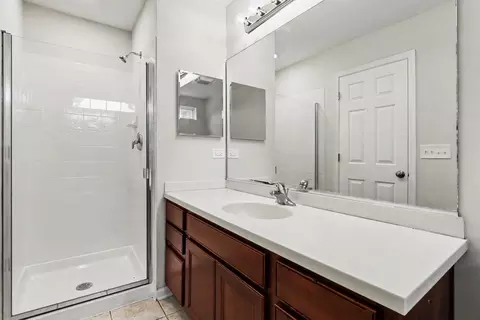 Bath - 3704 Munson St, Plano, IL 60545 photo 3 of 4
