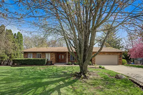 24 Lori Lane Ct, Geneseo, IL 61254