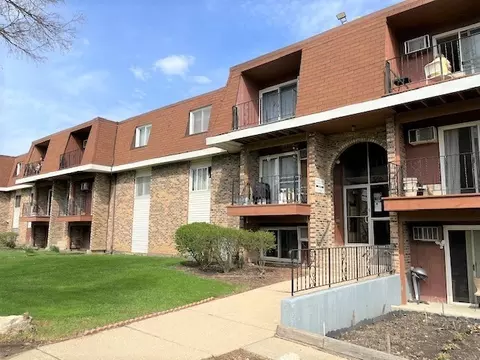 580 Mesa Dr #201, Hoffman Estates, IL 60169