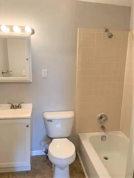Bath - 580 Mesa Dr #201, Hoffman Estates, IL 60169 photo 2 of 2