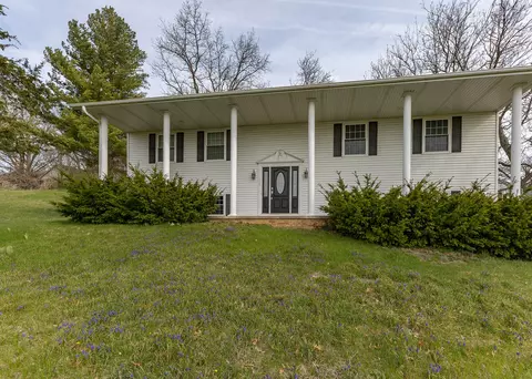 25 Oak Grove Rd, Geneseo, IL 61254