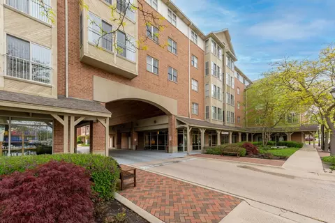 100 N Bokelman St #330, Roselle, IL 60172