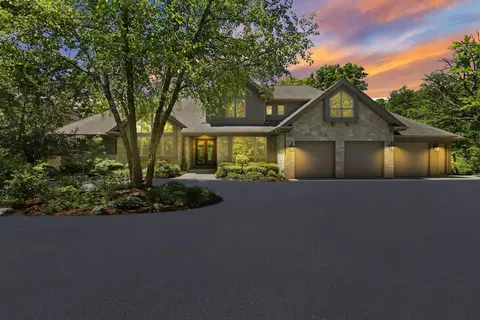 8806 Whispering Pines Trl, Woodstock, IL 60098