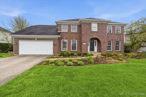 135 Westhaven Cir, Geneva, IL 60134