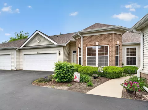 21533 Papoose Lake Ct, Crest Hill, IL 60403