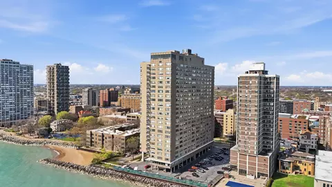 6301 N Sheridan Rd #8E, Chicago, IL 60660