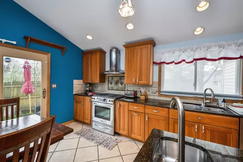 Kitchen - 879 Lakeside Dr, Bartlett, IL 60103 photo 2 of 3
