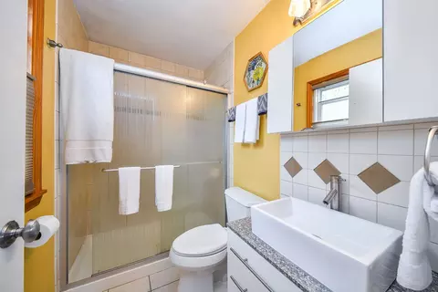 Bath - 879 Lakeside Dr, Bartlett, IL 60103 photo 1 of 3