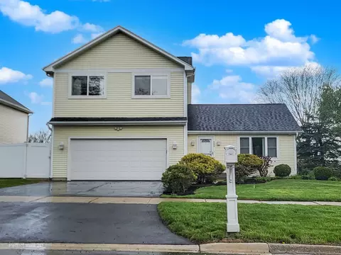 900 Ashford Ln, Westmont, IL 60559