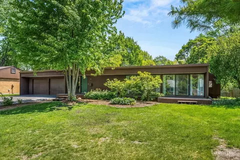 426 N Kingsway Dr, Aurora, IL 60506