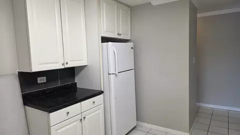Kitchen - 910 Beau Dr #202, Des Plaines, IL 60016 photo 2 of 2