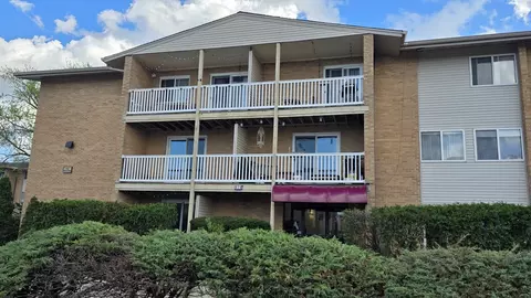 Exterior - 910 Beau Dr #202, Des Plaines, IL 60016 photo 2 of 2