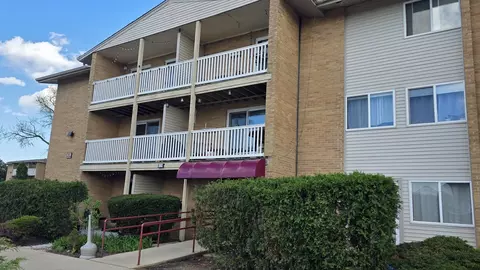 910 Beau Dr #202, Des Plaines, IL 60016