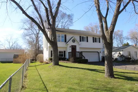 233 S Shore Dr, Island Lake, IL 60042
