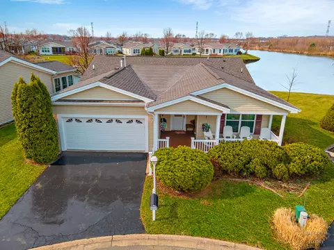 110 Jockey Ct, Grayslake, IL 60030