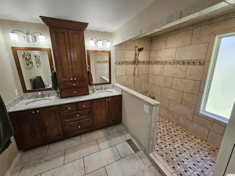 Bath - 20 Boca Dr, Hannibal, MO 63401 photo 2 of 4