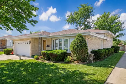 4738 N Potawatomie Ave, Chicago, IL 60656