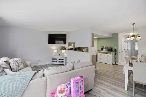 Living - 8218 Daniel Dr, Justice, IL 60458 photo 2 of 5