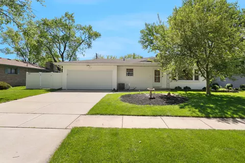 1910 Richard St, Aurora, IL 60506
