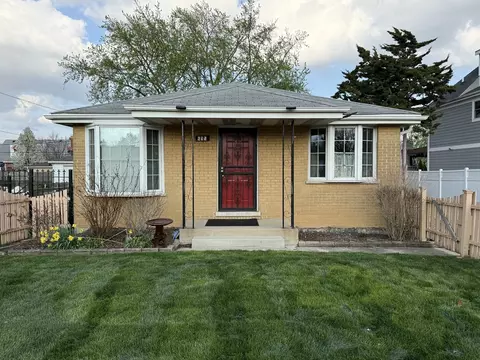 695 N Indiana St, Elmhurst, IL 60126