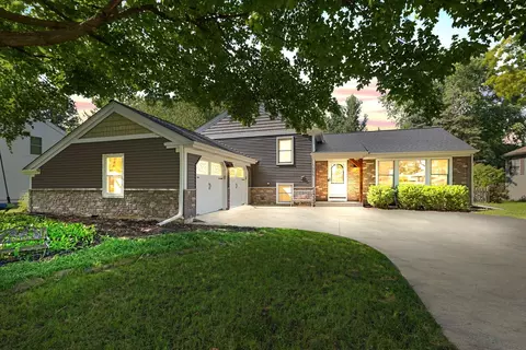 1055 Cardinal Ct, Batavia, IL 60510