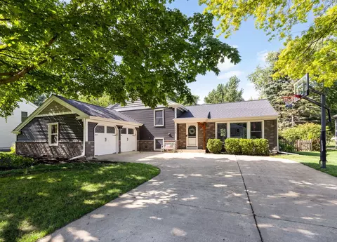 1055 Cardinal Ct, Batavia, IL 60510