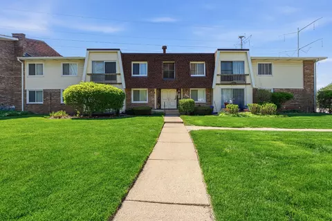 6818 Roberts Dr #3, Woodridge, IL 60517