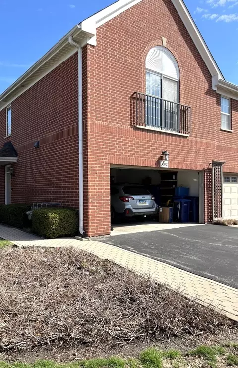 1002 Kensington Dr #17-E1, Northbrook, IL 60062