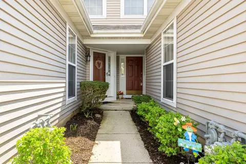 Entry Way - 2067 Peach Tree Ln, Algonquin, IL 60102 photo 1 of 2