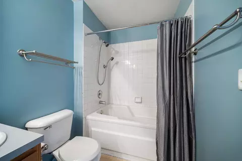 Bath - 2067 Peach Tree Ln, Algonquin, IL 60102 photo 2 of 3