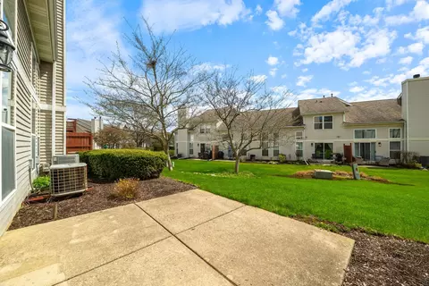 Exterior - 2067 Peach Tree Ln, Algonquin, IL 60102 photo 2 of 3