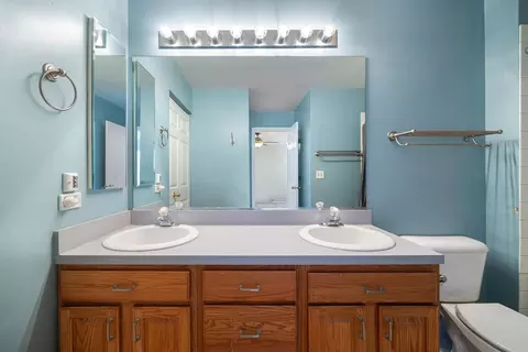 Bath - 2067 Peach Tree Ln, Algonquin, IL 60102 photo 1 of 3