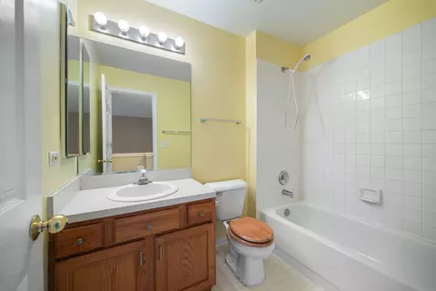 Bath - 2067 Peach Tree Ln, Algonquin, IL 60102 photo 3 of 3