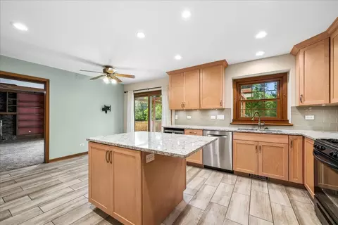 Kitchen - 1335 Gaslight Dr, Algonquin, IL 60102 photo 4 of 5