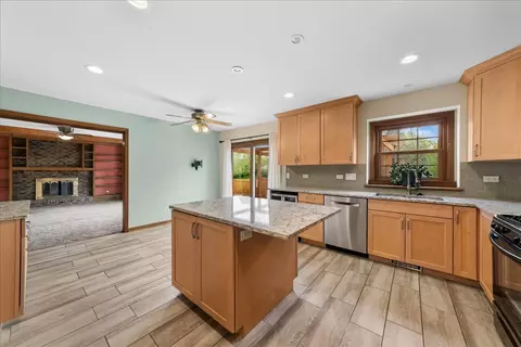 Kitchen - 1335 Gaslight Dr, Algonquin, IL 60102 photo 5 of 5