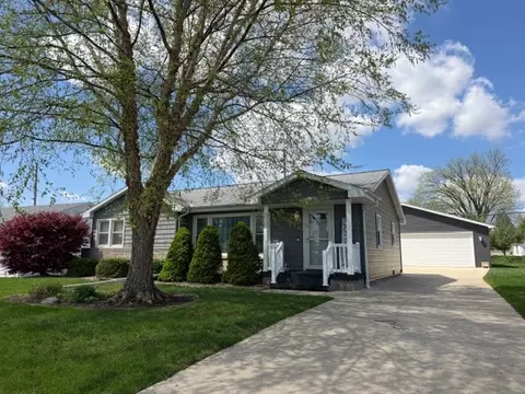 301 Cedar Dr, Clinton, IL 61727