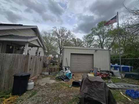 Exterior - 208 W Bryan St, Herrin, IL 62948 photo 9 of 10