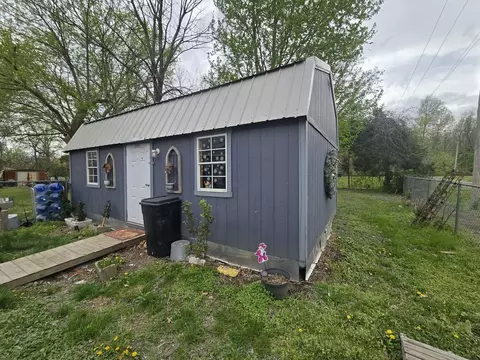 Exterior - 208 W Bryan St, Herrin, IL 62948 photo 7 of 10