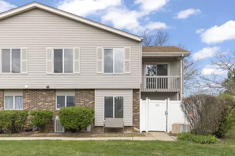 9 Fernwood Dr # E, Bolingbrook, IL 60440