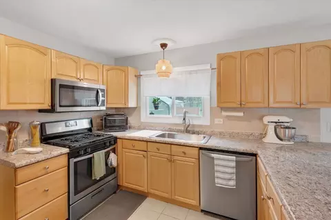 Kitchen - 575 Jamison Ln, Hoffman Estates, IL 60169 photo 2 of 3